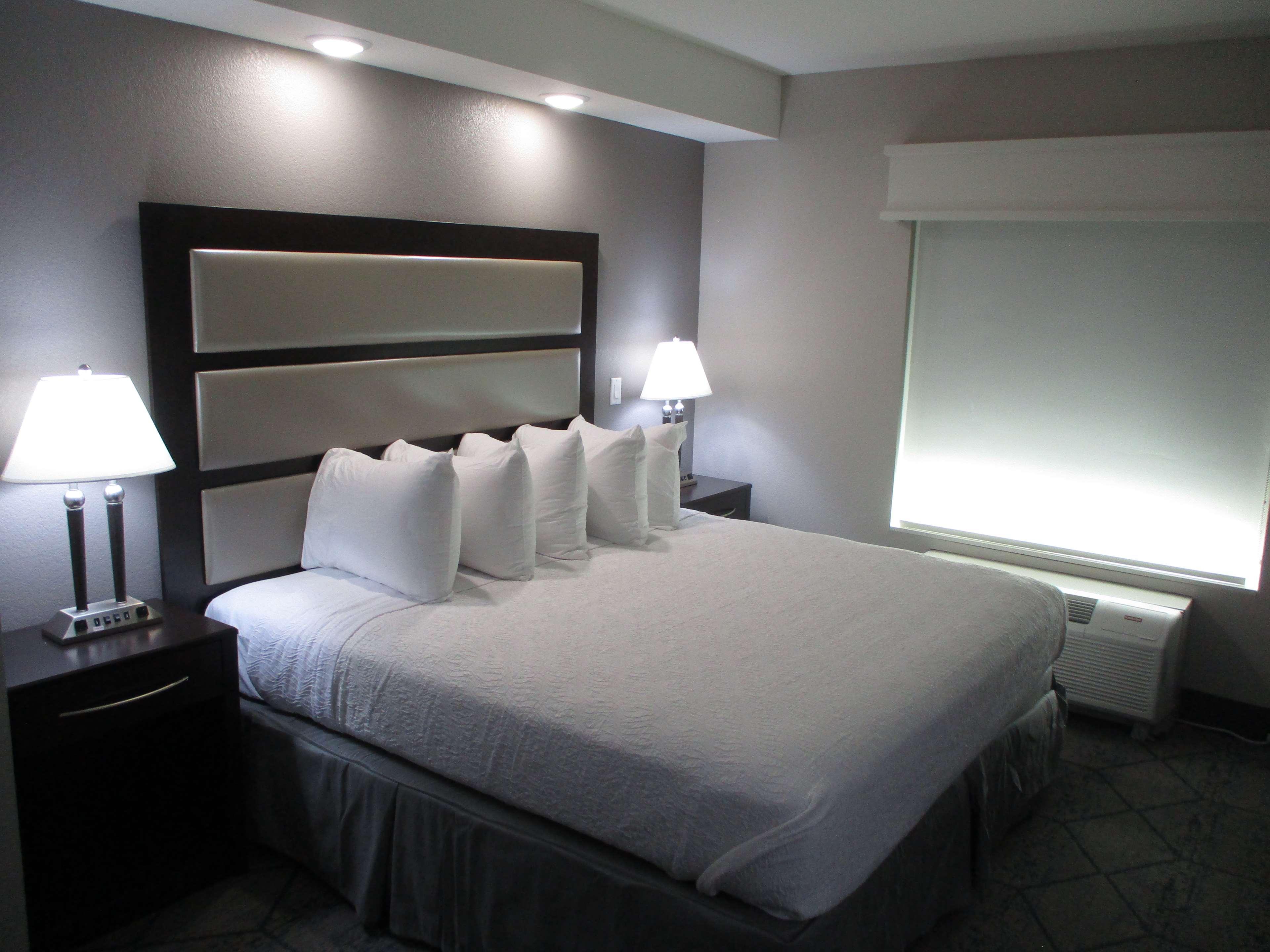 Best Western Plus Mcpherson מראה חיצוני תמונה
