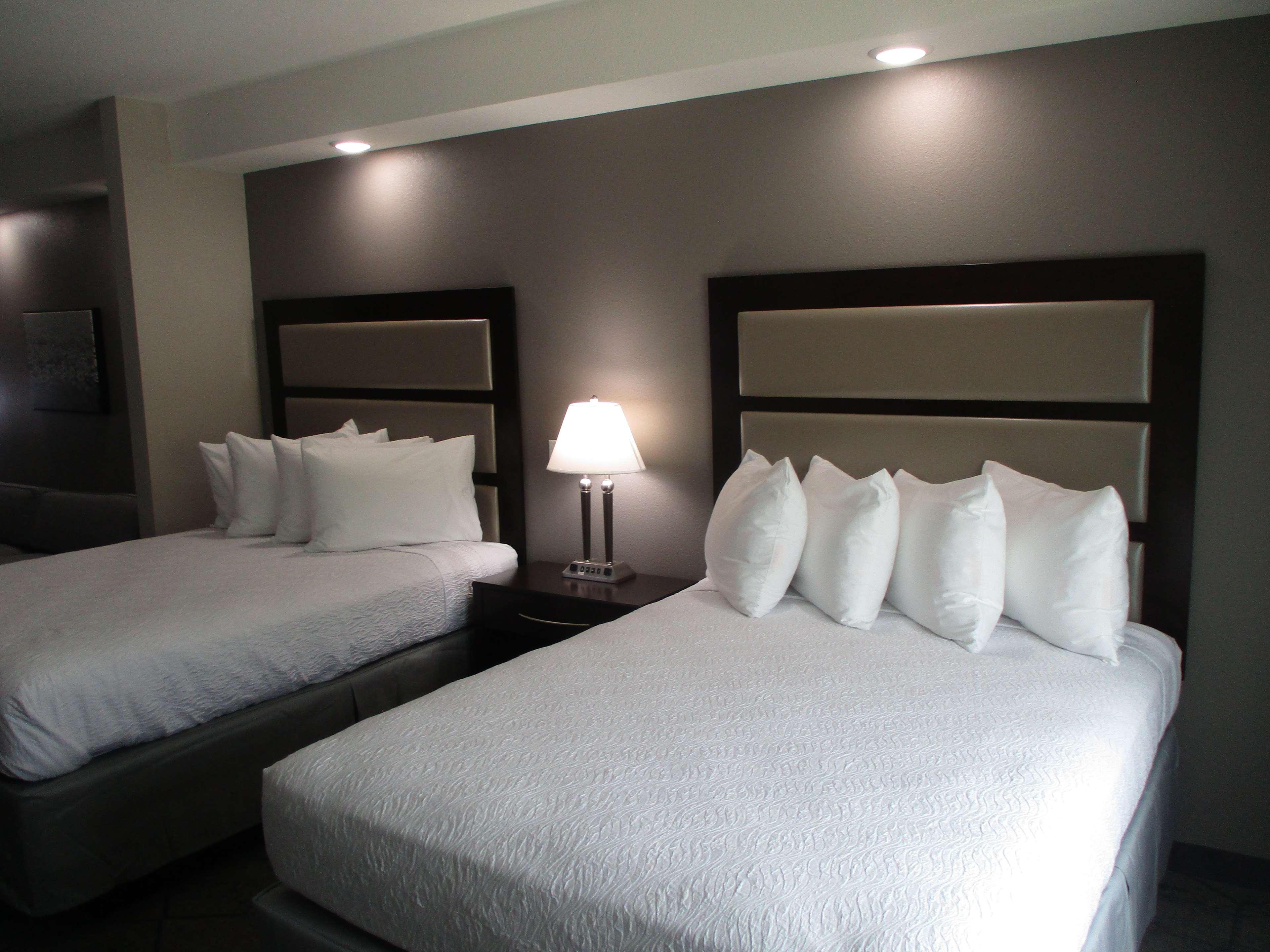 Best Western Plus Mcpherson מראה חיצוני תמונה