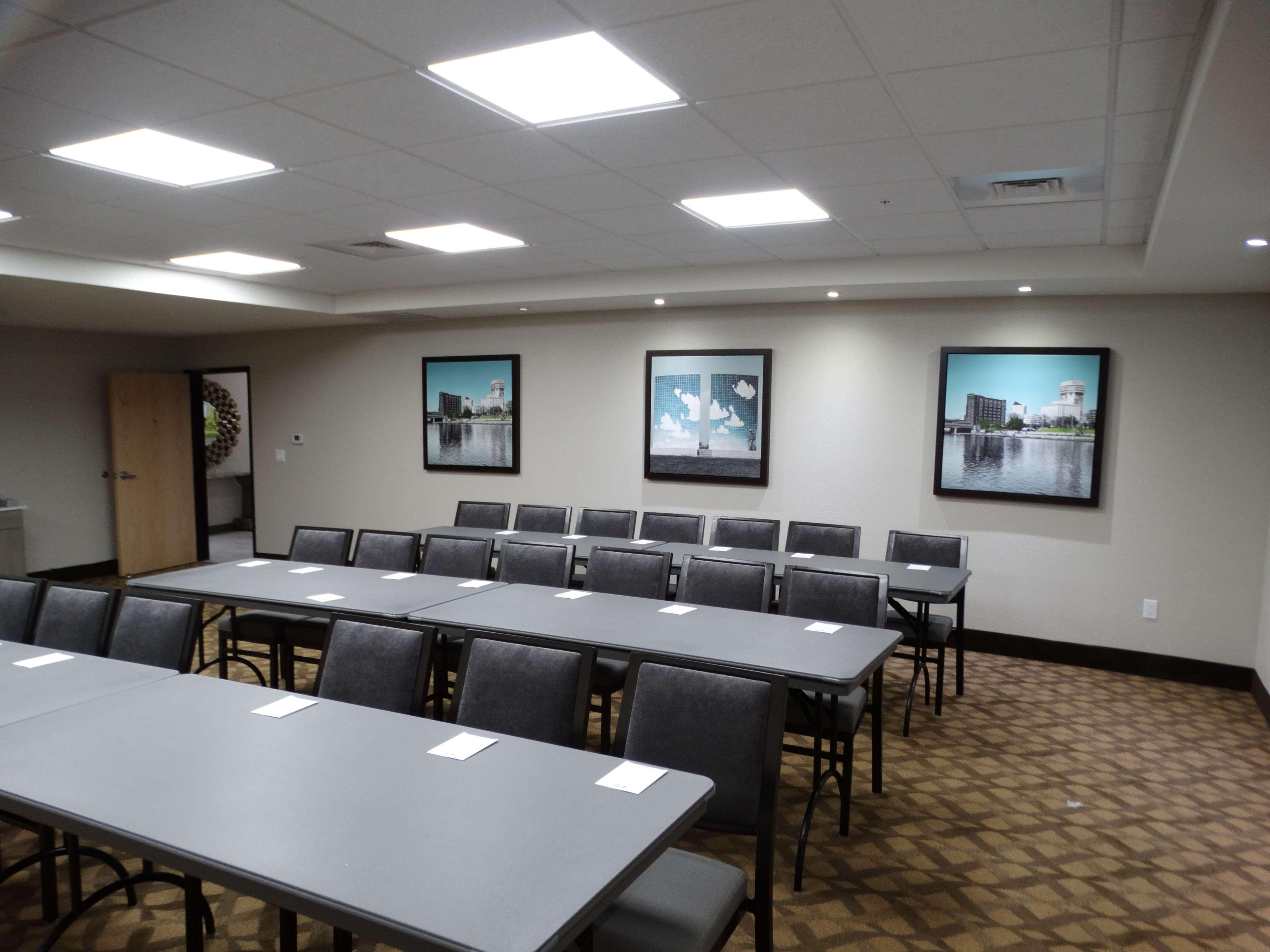 Best Western Plus Mcpherson מראה חיצוני תמונה