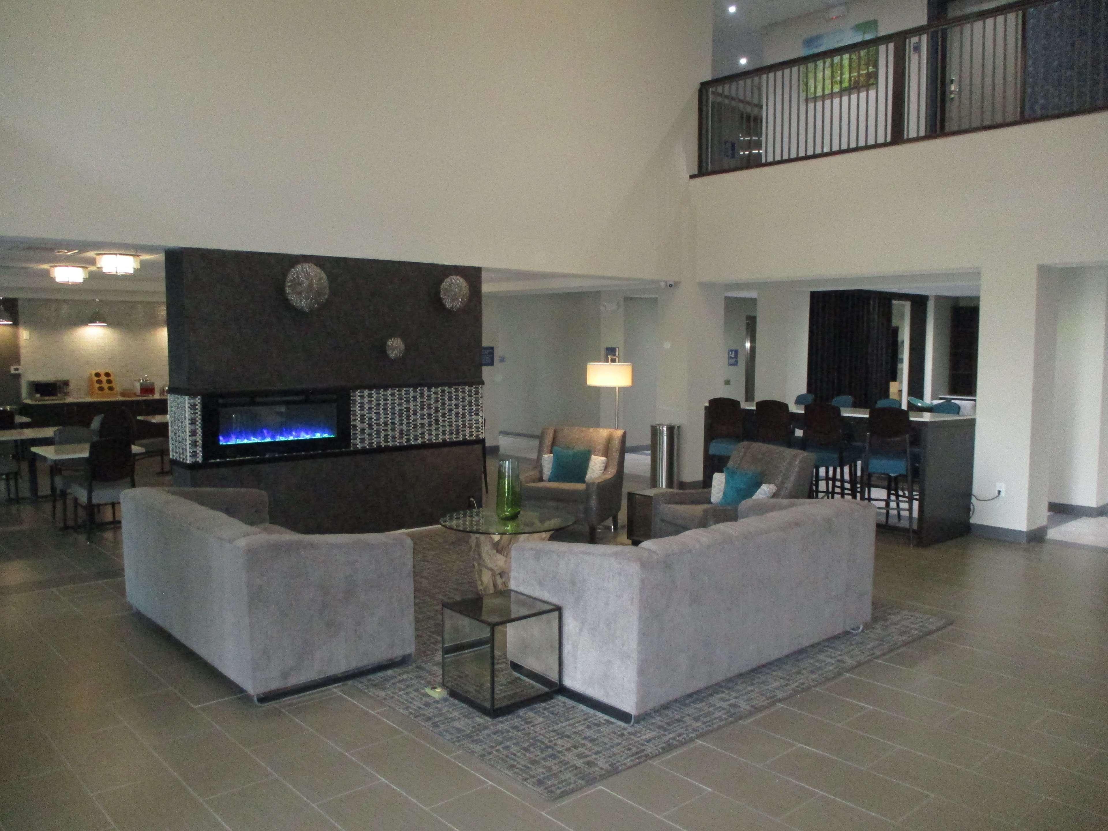 Best Western Plus Mcpherson מראה חיצוני תמונה